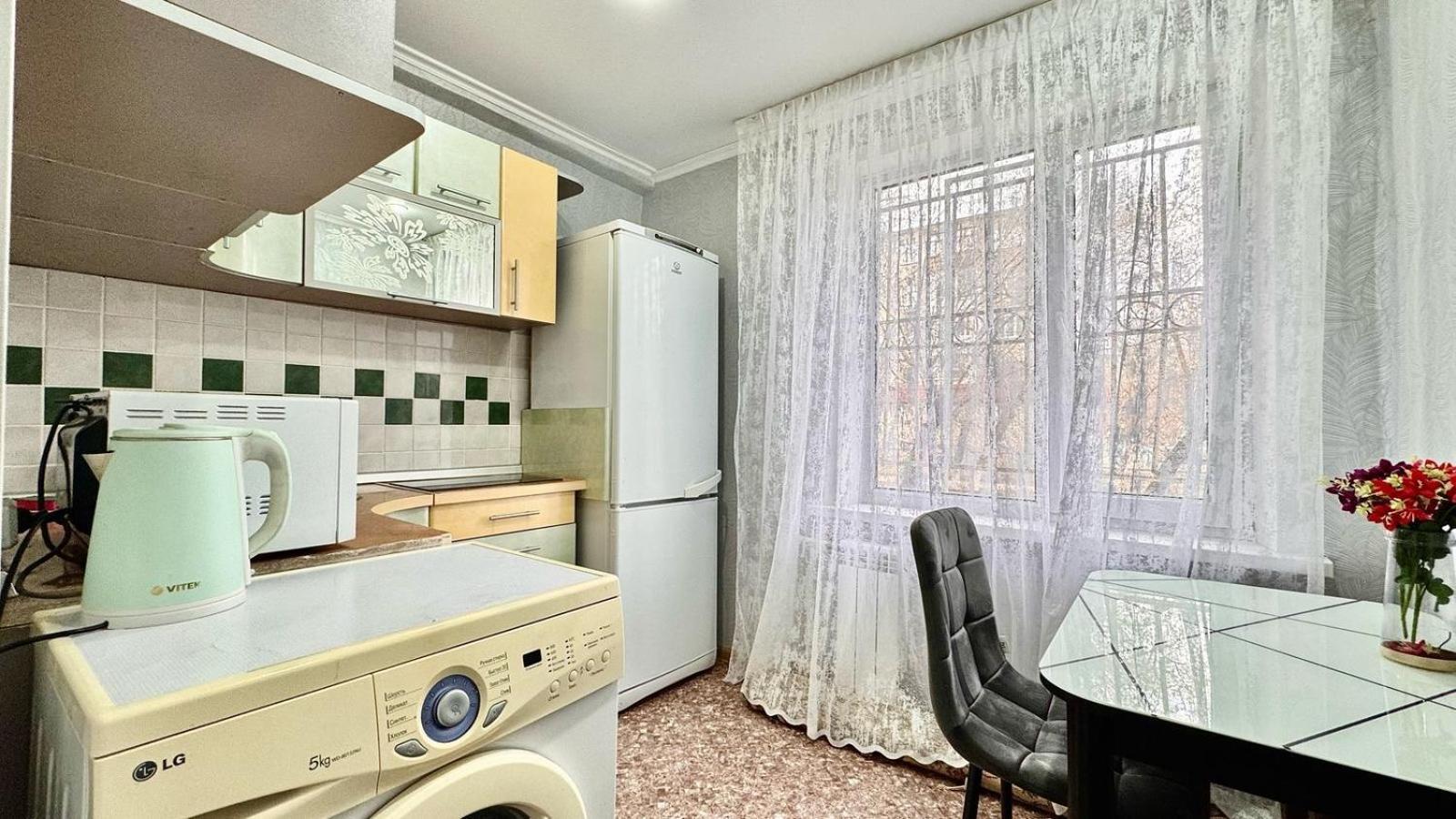 В Центре Павлодара Светлая Квартира Esterno foto